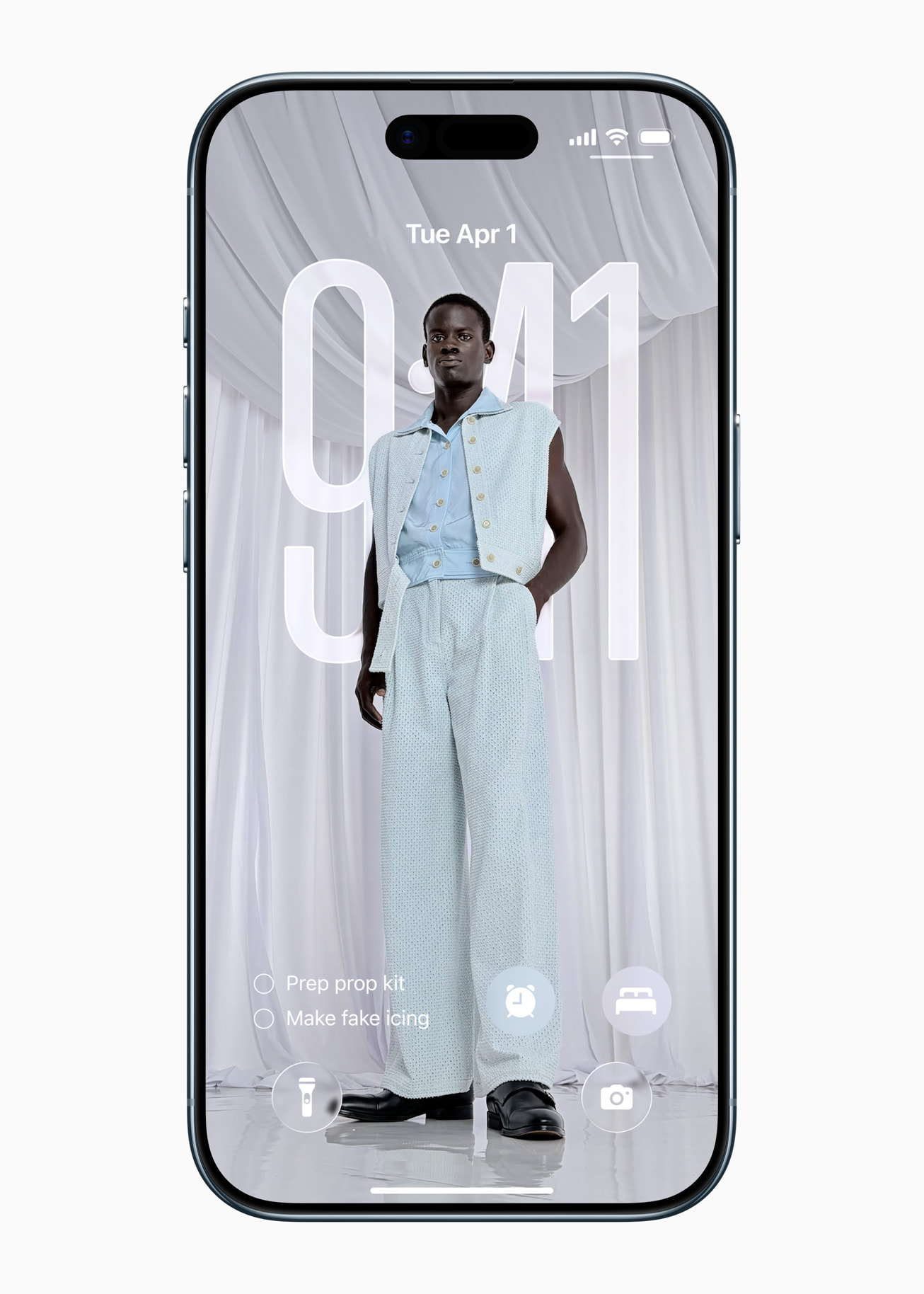 На iPhone Air отображается домашний экран пользователя.